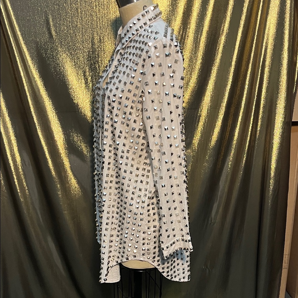 ✨🐈‍⬛ Shop Akria White Oversized Button-Down Shirt 👔 Silver Pyramid Studs - Picture 3 of 5